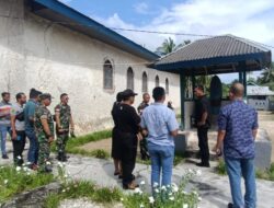 Babinsa-01/Tiakur, Dampingi Danrem Kunjungi Gereja Tua Di Desa Patti