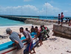 Bantu Kesulitan Warga Binaan, Babinsa Ikut Menurunkan Perahu Milik Nelaya