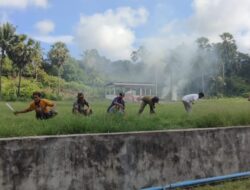 Sambut Gerhana Matahari, Babinsa Bersama Warga Gotong Royong Pembersihan Lingkungan Desa