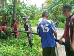 Memenuhi Kebutuhan Air Bersih, Babinsa Bantu Warga Pasang Pipa.