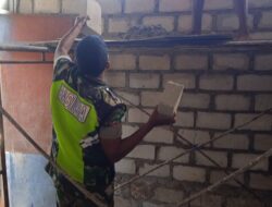 Ringankan Beban Warga, Babinsa-01/Tiakur Bantu Bangun Rumah Warga