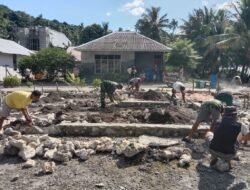 Penuh Semangat, Babinsa Bantu Warga Bangun Pondasi Rumah