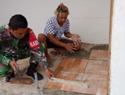 Lewat Karya Bakti, Babinsa Bantu Warga Pasang Keramik