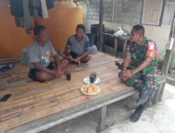 Rutinitas Lakukan Komsos, Babinsa-02/Masela Interaksi Dengan Warga