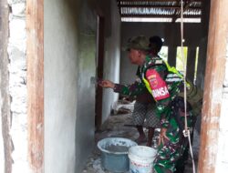 Babinsa Karbak, Bantu Warga Binaan Lakukan Pengecatan Rumah