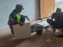 Babinsa Desa Arwala, Bantu Pasang Keramik Lantai Rumah Warga