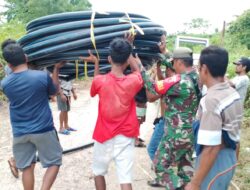 Babinsa Desa Patti, Bantu Warga Binaannya Tarik dan Pasang Pipa Air Bersih