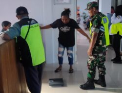 Jalin Hubungwn Baik, Babinsa Desa Pur-Pura Giat Komsos Bersama Petugas Bandara