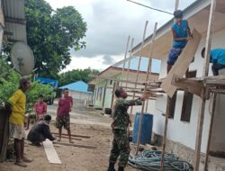 Babinsa Desa Moain, Bantu Warga Pasang Plafon Kantor Desa