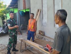 Jalin Kebersamaan, Babinsa Desa Wakarleli Bantu Warga Pasang Rangka Rumah