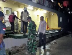 Pastikan Aman Dan Lancar, Personel KP3 Polsek Tepa Beri Pengamanan Bagi Penumpang Di Pelabuhan
