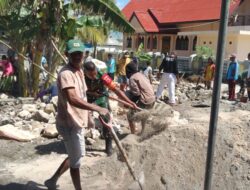 Ringankan Beban Warga Jemaat, Babinsa Bantu Pekerjaan Pondasi Pastori