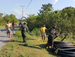 Babinsa Karbak Bersama Warga Giat pemasangan Saluran Pipa Air Minum 