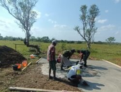 Giat Karbak, Babinsa Turun Bantu Buat Kolam Ternak Kerbau