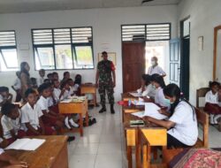 Babinsa-02/ P.Masela, Dampingi Tim Medis Lakukan Pemeriksaan Berkala UKS Bagi Siswa SD