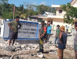 Peduli Terhadap Pendidikan, Babinsa Bantu Pembauatan Pagar Sekoah