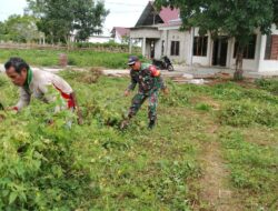 Giat Karbak, Babinsa Ajak Warga Bersikan Rumput Liar Di Lokasi Klinik Ternak