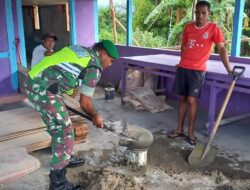 Giat Karbak, Babinsa Bersama Warga Plester Kantor Jemaat Rehobot GPM Ilwaki