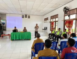 Satuan Lantas Polres MBD Lakukan Sambang Desa, Berikan Sosialisasi Keselamatan Lalin dan Tilang Non Elektrik Kepada Warga.