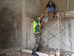 Peran Dalam Kegiatan apapun, Babinsa Bantu Plester Dinding Rumah Warga di Wilayah Binaan