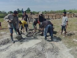 Manungal Bersama Rakyat, Babinsa Giat Karbak Bantu pengecoran Kolam Air Ternak Kerbau