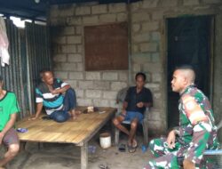 Babinsa Desa Wakarleli Melaksanakan Komsos Di Rumah Warga Binaan