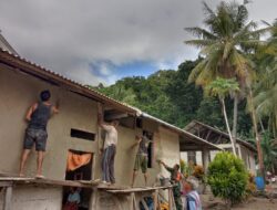Bantu Plester Rumah Warga, Peran Aktif Babinsa Di Wilayah Binaan