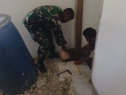 Wujudkan Kedekatan, Babinsa Desa Moain Bantu pemasangan Keramik Kantor Desa