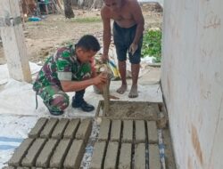 Ikut Ringankan Beban Warga, Babinsa Bantu Cetak Batako Untuk Pembangunan Rumah Warga
