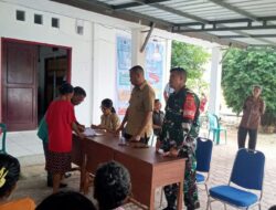 Babinsa Desa Wakarleli, Dampingi Pemerintah Desa Pembagian BLT-DD