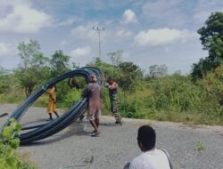 Lancarkan Air Bersih Babinsa Bareng Bantu Warga Pasang Pipa Saluran Air