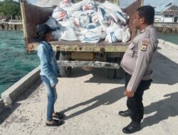 Polri Lakukan Pengamanan dan Pengawasan Bantuan Pangan Kementrian Sosial RI Kepada Masyarakat MBD