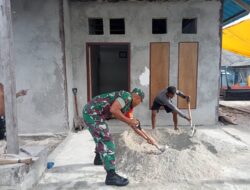 Bantu Aduk Campuran Semen, Upaya Babinsa Ringankan Beban Warga Binaan