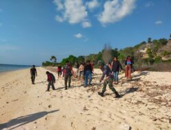 Satgas Pamputer Bersama Angkatan Muda Pulau Kisar Laksanakan Pembersihan Pantai