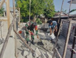 Membangun Keharmonisan Dengan Rakyat, Babinsa Bantu Bangun Rumah Kades
