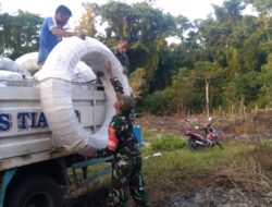 Bantu Kebutuhan Warga Binaan, Babinsa Bantu Pemasangan Pipa Air Bersih