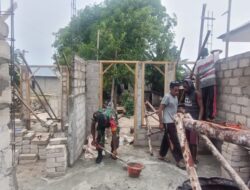 Giat Karbak, Babinsa Bersama Warga Gotongroyang Bagun Rumah Kades