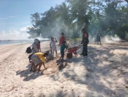 Babinsa Ajak Warga Karya Bakti Pembersihan Pantai Desa Watuwei