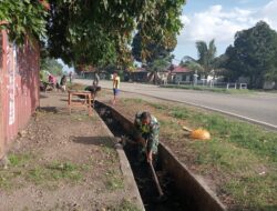 Wujudkan Lingkungan Bersih, Babinsa Ajak Warga Kerja Bakti Bersihkan Lokasi Pasar