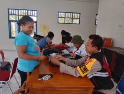 Bhabinkamtibmas Dampingi Tim Kesehatan Nusantara Sehat Periksa Kesehatan Warga