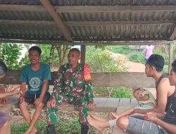 Turun Ke Desa Binaan, Babinsa Desa Tounwawan Giat Komsos Dengan Warga
