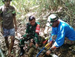 Babinsa Desa Kaiwatu, Bantu Warga Pasang Pipa Air Bersih