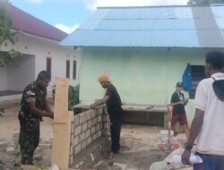 Peduli Terhadap Warga Binaan, Babinsa Bantu Pembuatan Papan Nama Kantor Desa