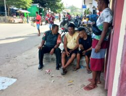 Babinsa Koramil 1511-05/Wonreli, Komsos Dengan Pedagang Dan Tukang Ojek Di Pasar