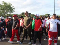 Dandim Pimpin Personil Dan Ibu-Ibu Persit, Ramaikan Jalan Sehat Sambut Hut Bhakti Adhiaksa ke-63
