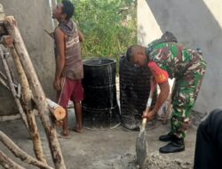 Giat Karbak, Babinsa Bantu Ringankan Beban Warga Dalam Pembangunan Rumah Dinas Kades Moain