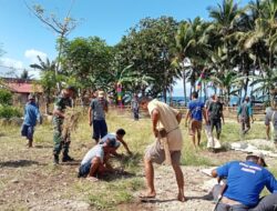 Jelang HUT RI Ke-78, Babinsa ajak warga Bersihkan Lapangan Upacara