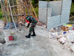 Babinsa Rumkisar Bersama Warga Gotong Royong Bangun Gapura Desa