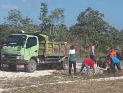 Babinsa Koramil 1511-02/P.Masela, Gait Karbak Bantu Pembuatan Jalan Rabat