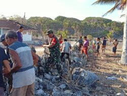 Peduli Sosial Babinsa Giat Karbak Bantu Pembuatan Pagar Lutur